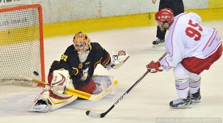 Gól brankára Kováča v Třinci pri výhre Dukly 4:3!